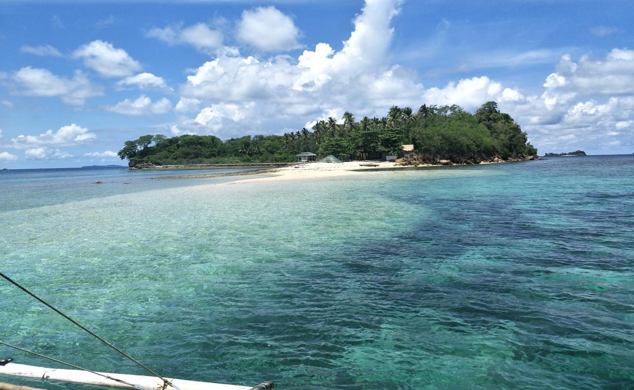 Photo de Aslom Island Beach avec sable beige de surface