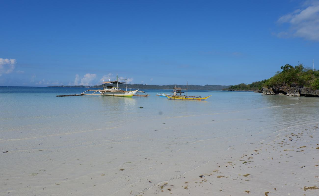 Photo de Inasakan Beach avec sable fin blanc de surface