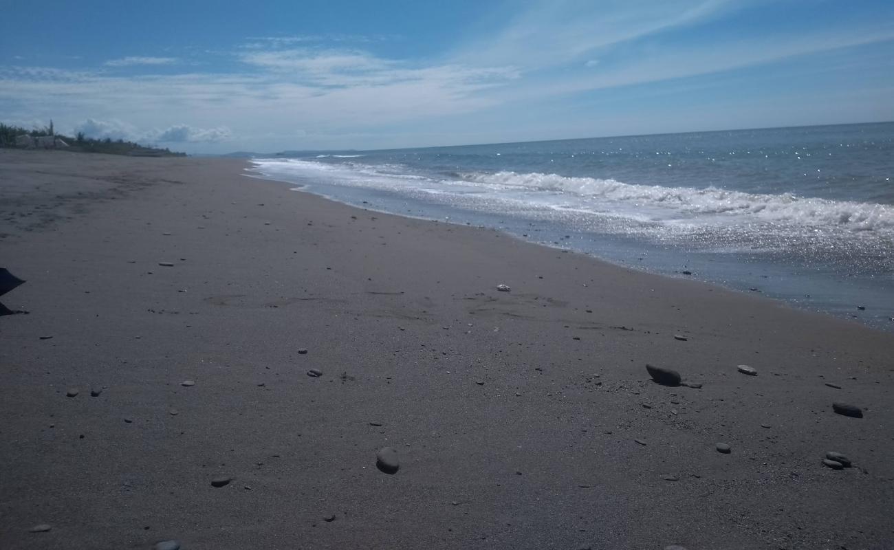 Photo de Mulawin Beach avec sable gris de surface
