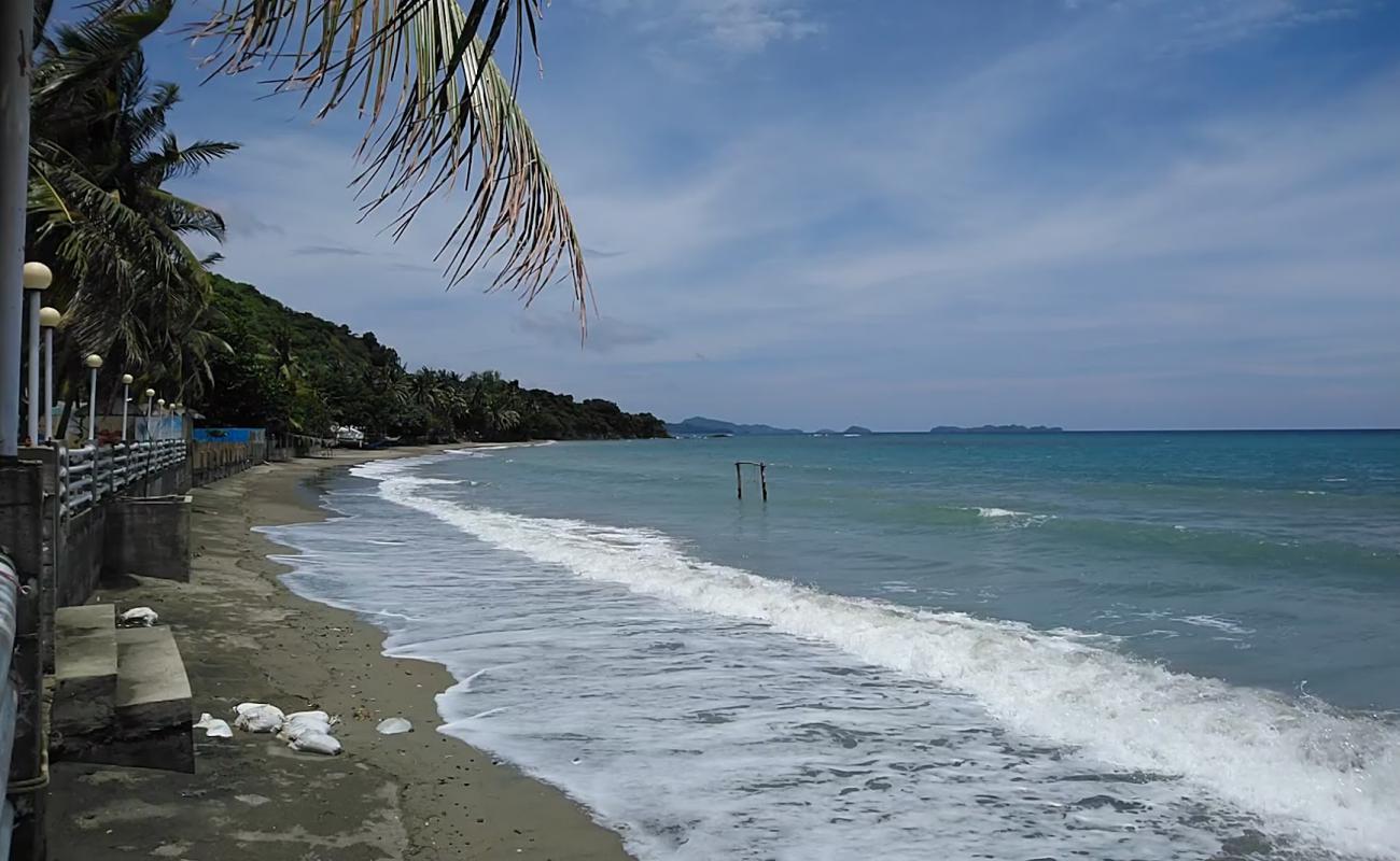 Photo de Linaon Beach avec sable gris de surface