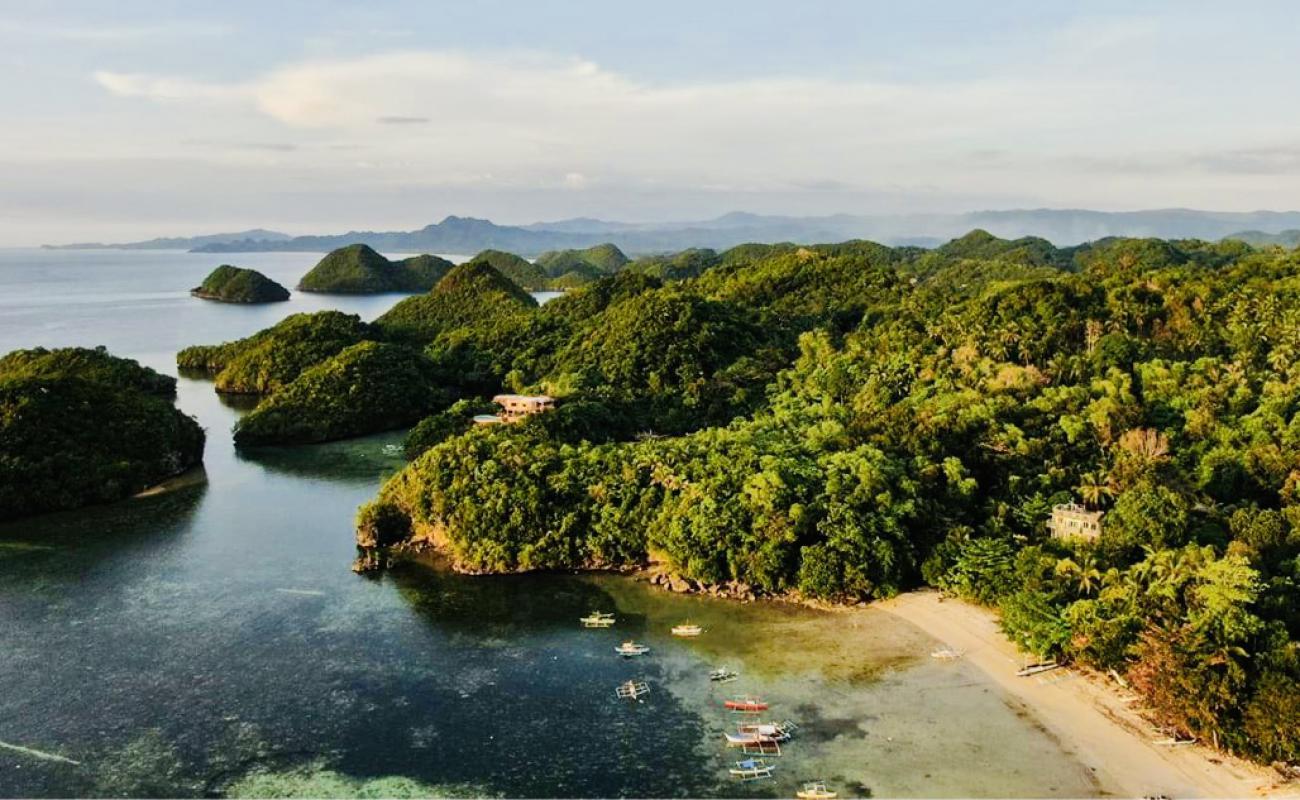 Photo de Sipalay Beach avec sable lumineux de surface