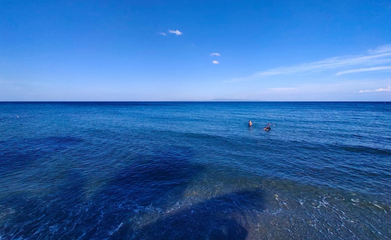 Photo de Treeba Beach avec sable gris de surface