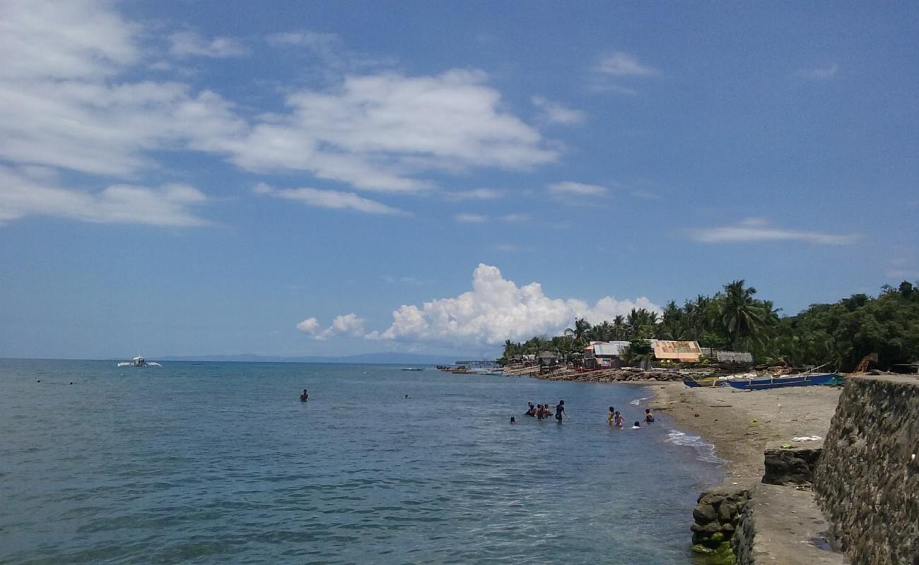 Photo de Ajong Beach avec sable gris & galets de surface
