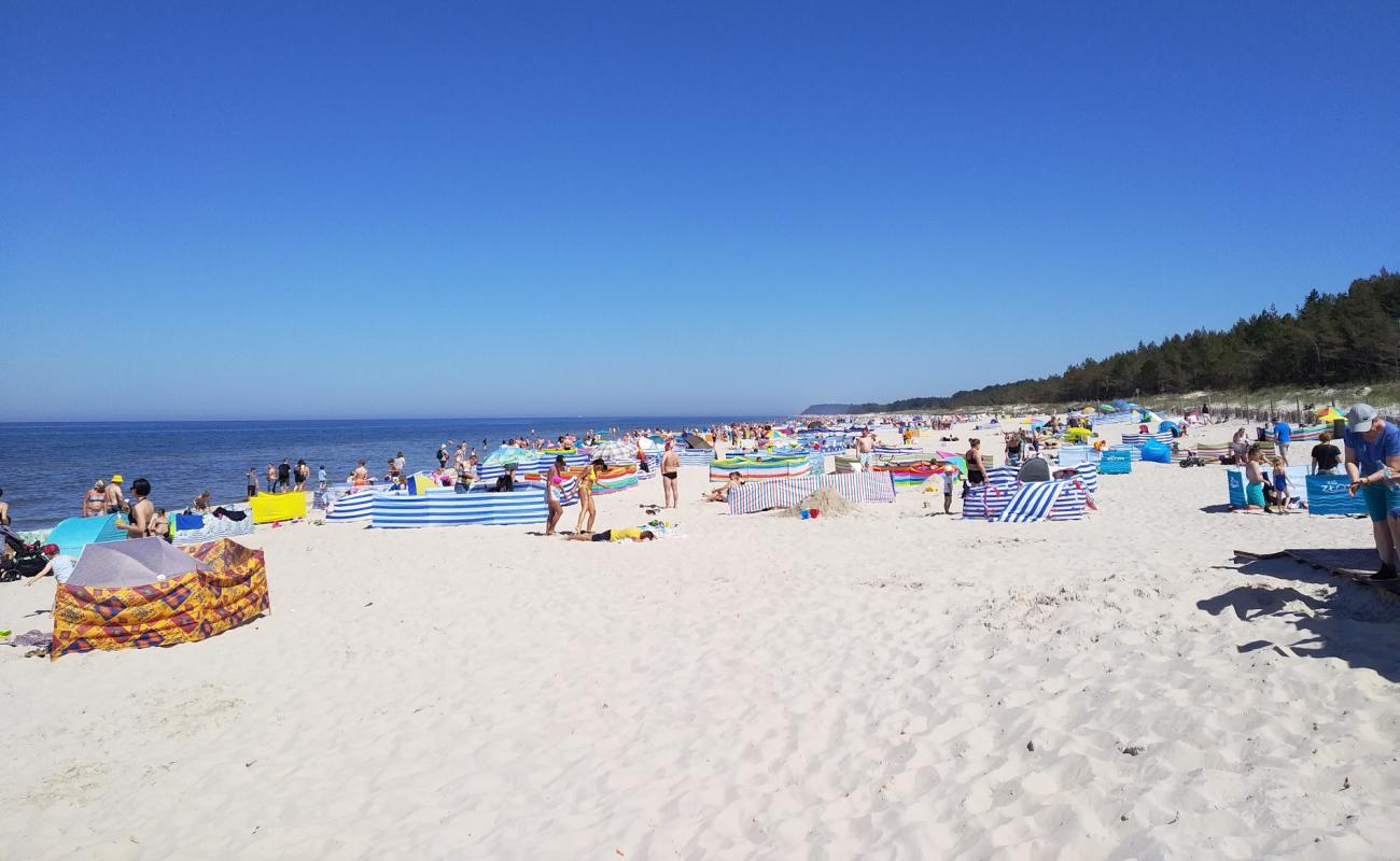 Photo de Karviya  Beach avec sable lumineux de surface