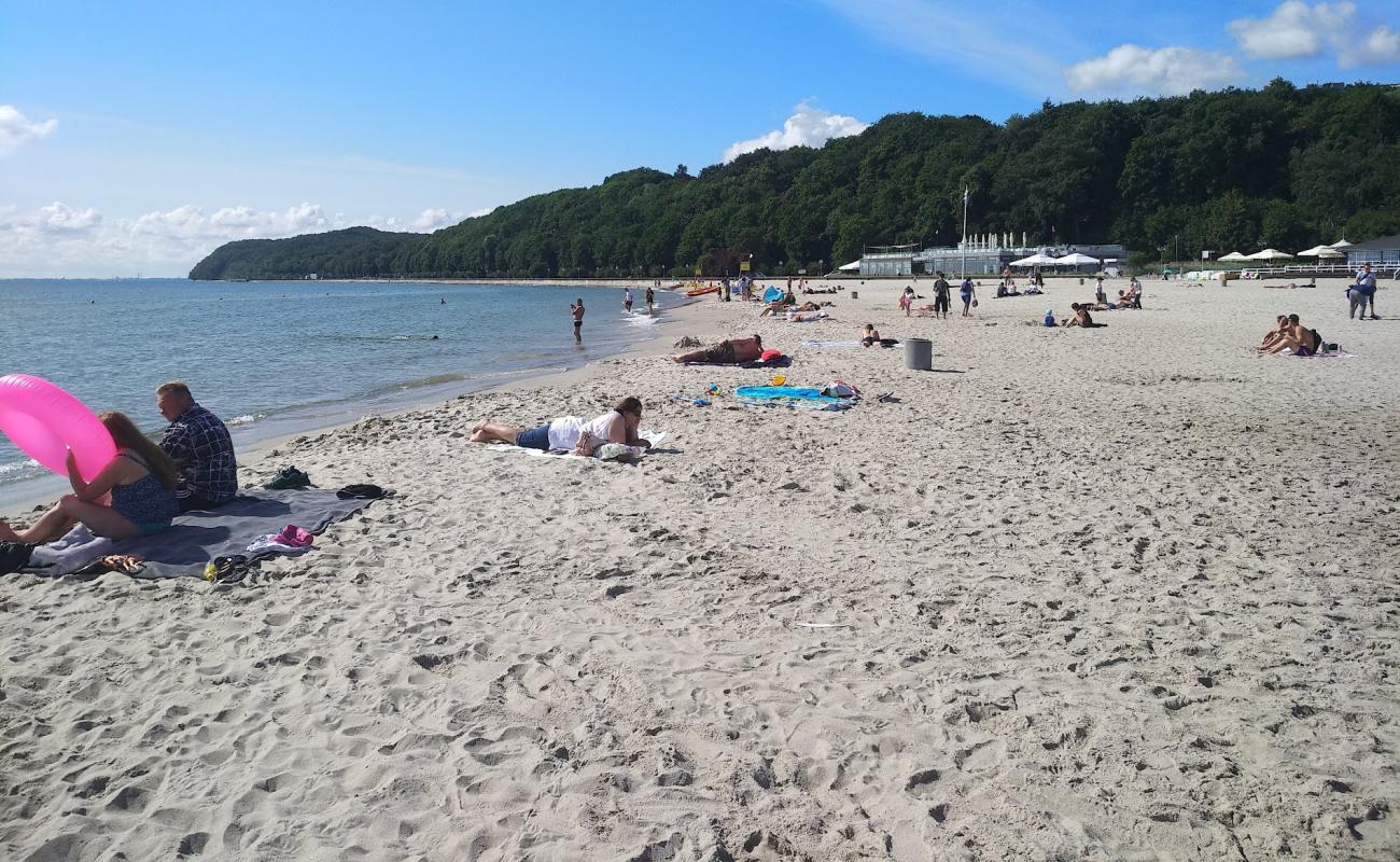 Photo de Gdynia beach avec sable lumineux de surface