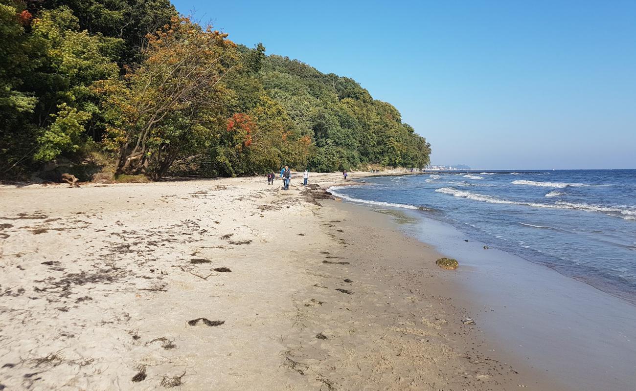 Photo de Redlowo wild Beach avec sable brillant et rochers de surface