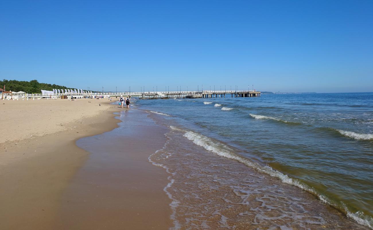 Photo de Brzezno Pier Beach avec sable fin et lumineux de surface