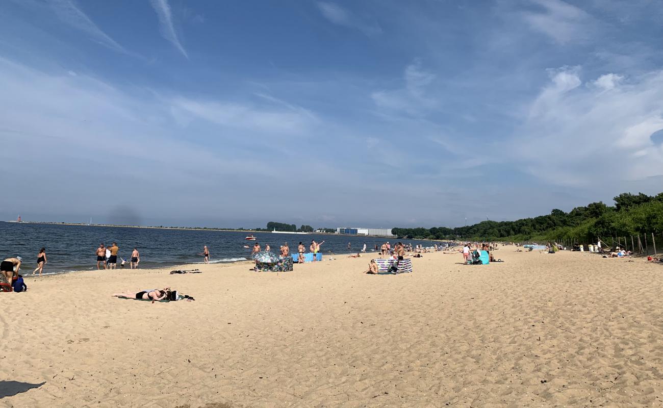 Photo de Brzezno Park beach avec sable fin et lumineux de surface