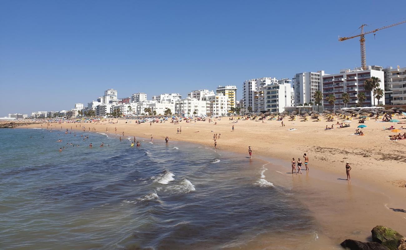 Photo de Praia de Quarteira avec sable brun de surface