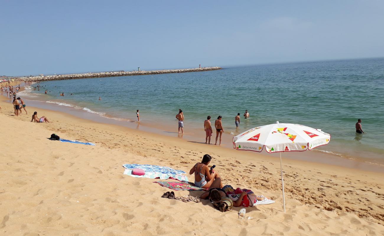 Photo de Praia de Vilamoura avec sable fin brun de surface