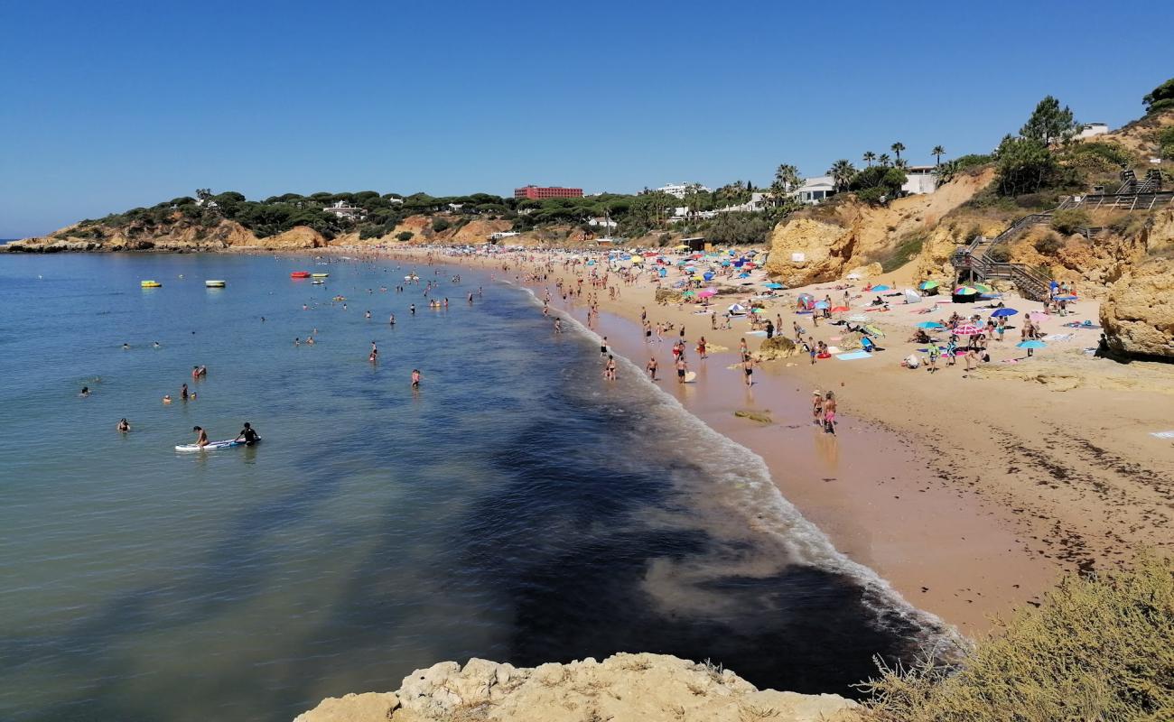 Photo de Praia Santa Eulalia avec sable fin brun de surface