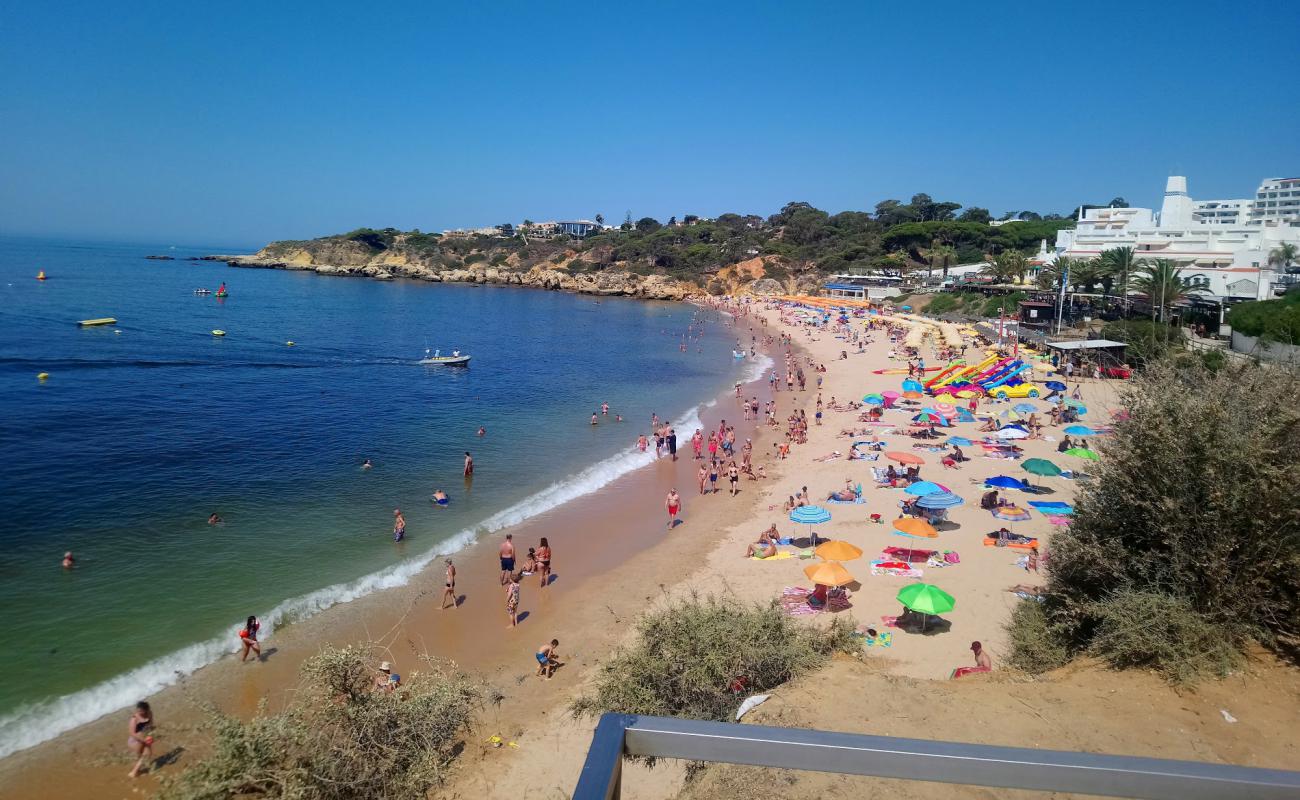 Photo de Praia da Oura avec sable fin brun de surface