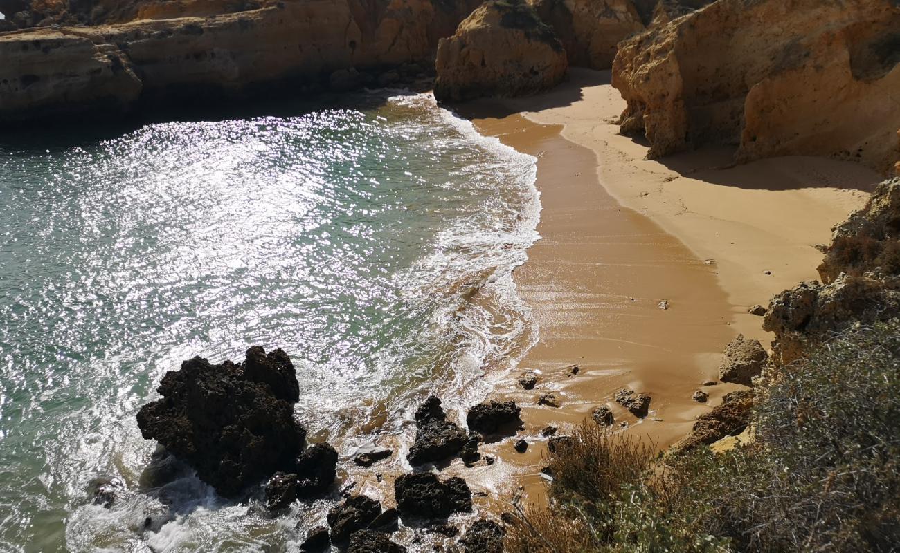 Photo de Praia da Vigia avec sable fin et lumineux de surface