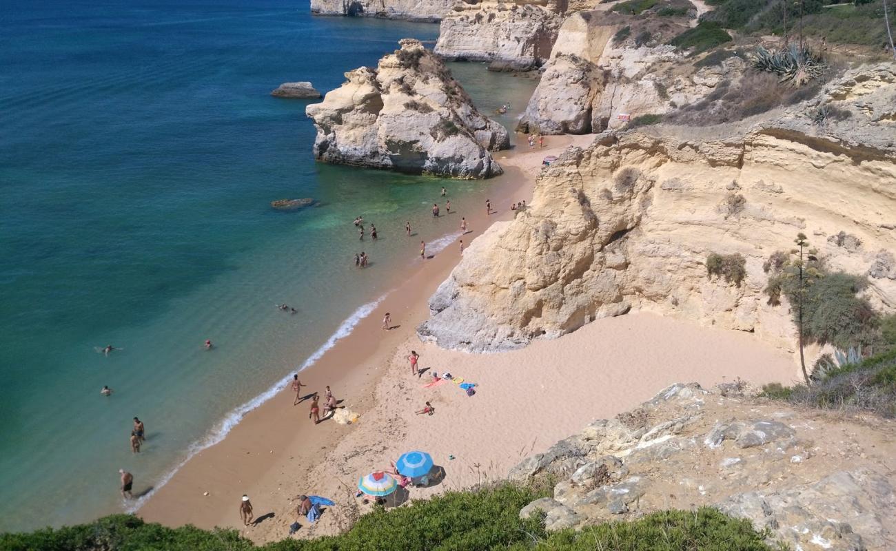 Photo de Praia dos Beijinhos avec sable brun de surface