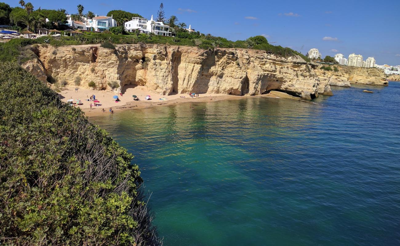 Photo de Praia dos Tremocos avec sable fin brun de surface