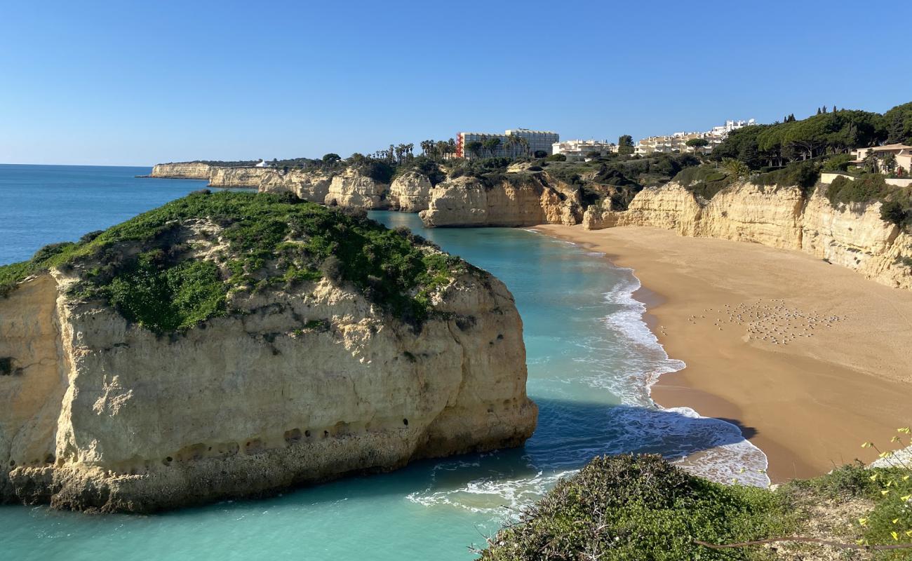 Photo de Plage de Cova Redonda avec sable lumineux de surface