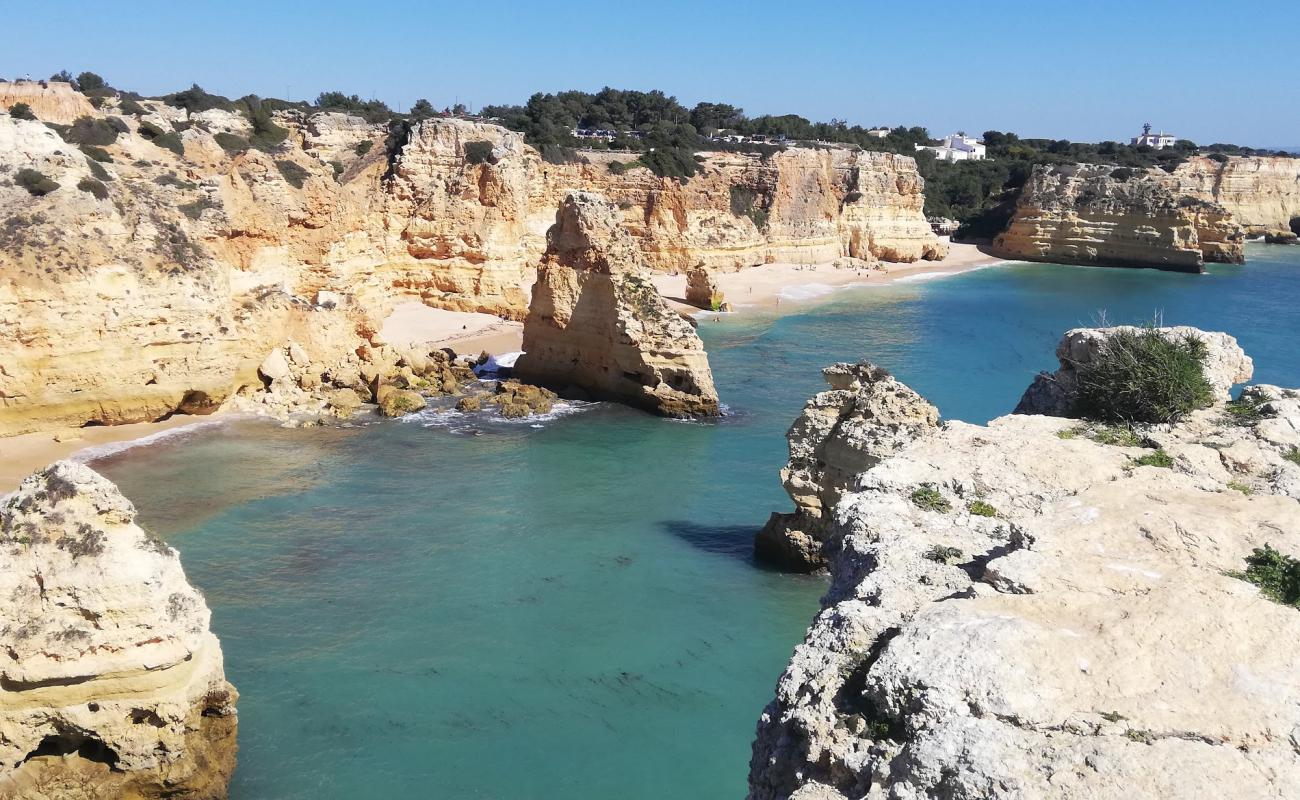 Photo de Plage de Marinha avec sable fin brun de surface