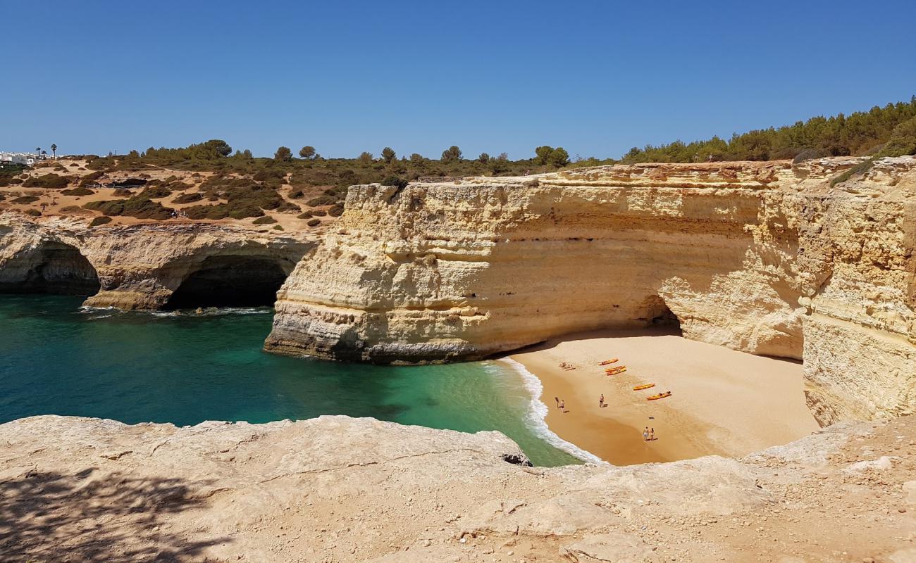 Photo de Praia da Corredoura avec sable fin brun de surface