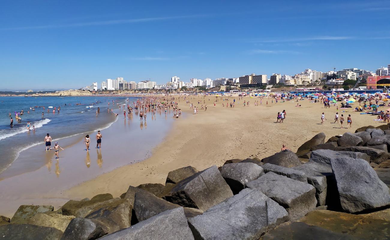 Photo de Praia da Rocha avec sable fin et lumineux de surface