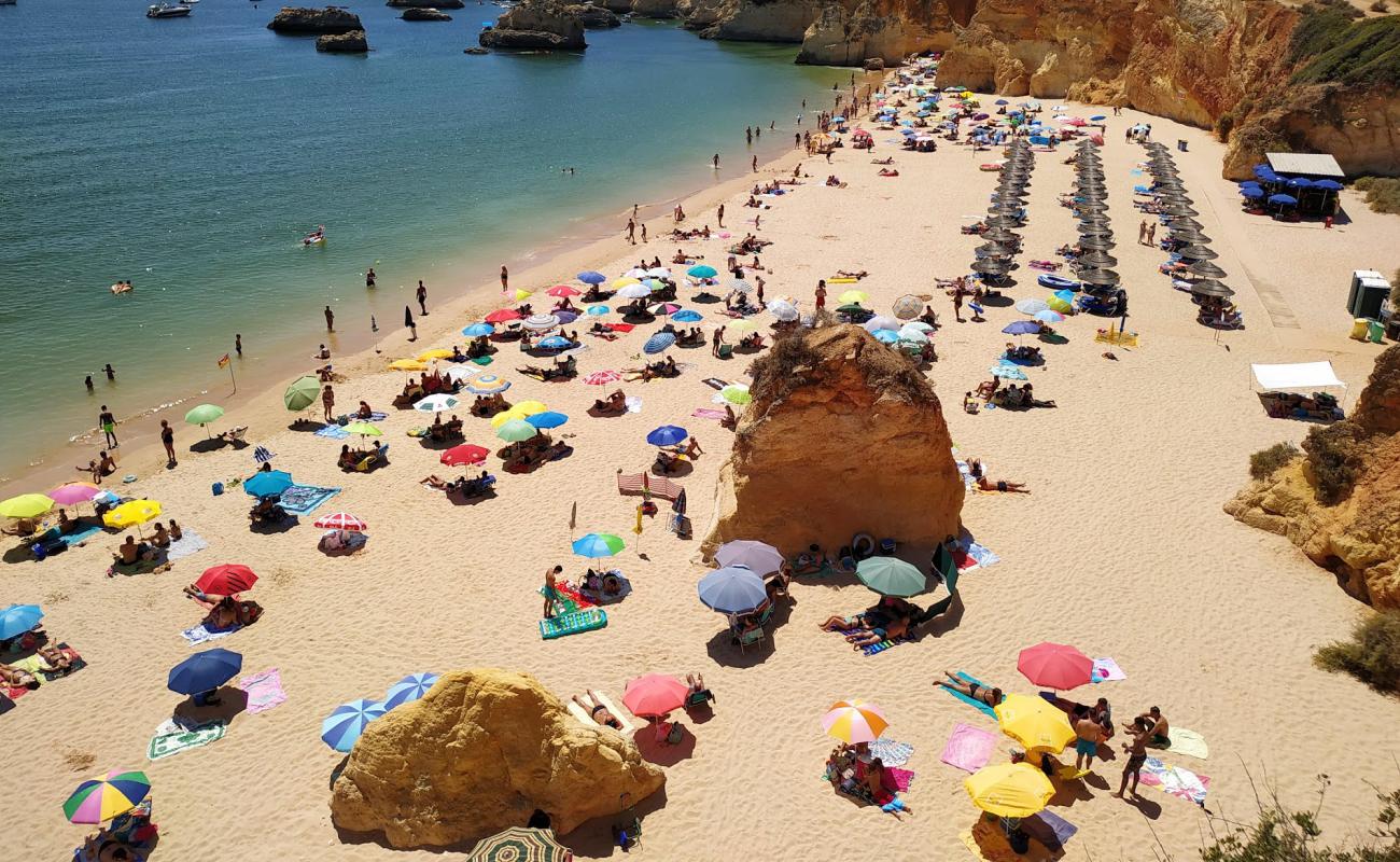 Photo de Praia do Alemao avec sable fin et lumineux de surface