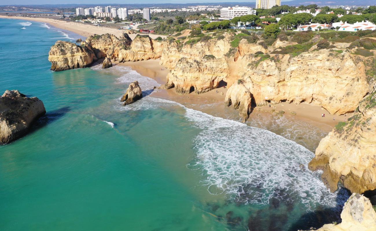 Photo de Plage de Prainha avec sable fin et lumineux de surface