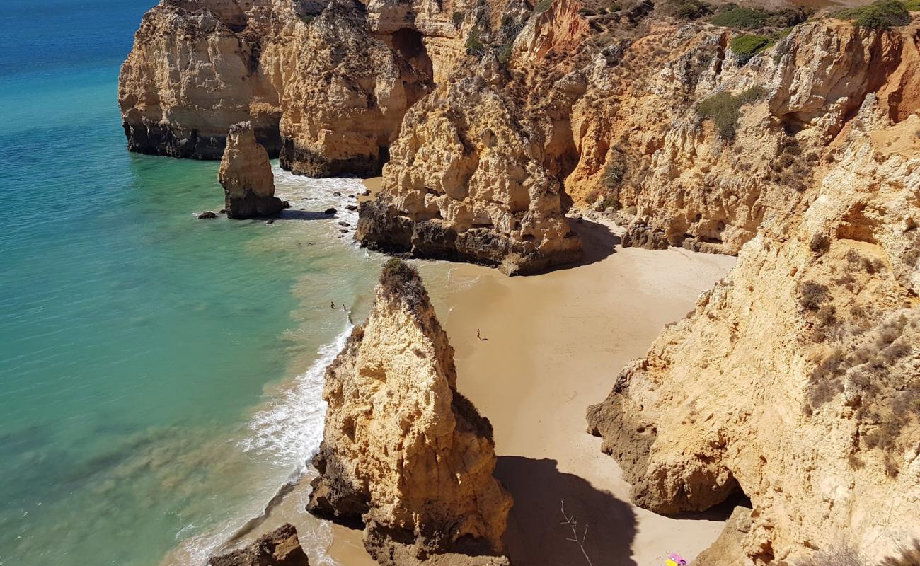 Photo de Barranco do Martinho avec sable fin et lumineux de surface