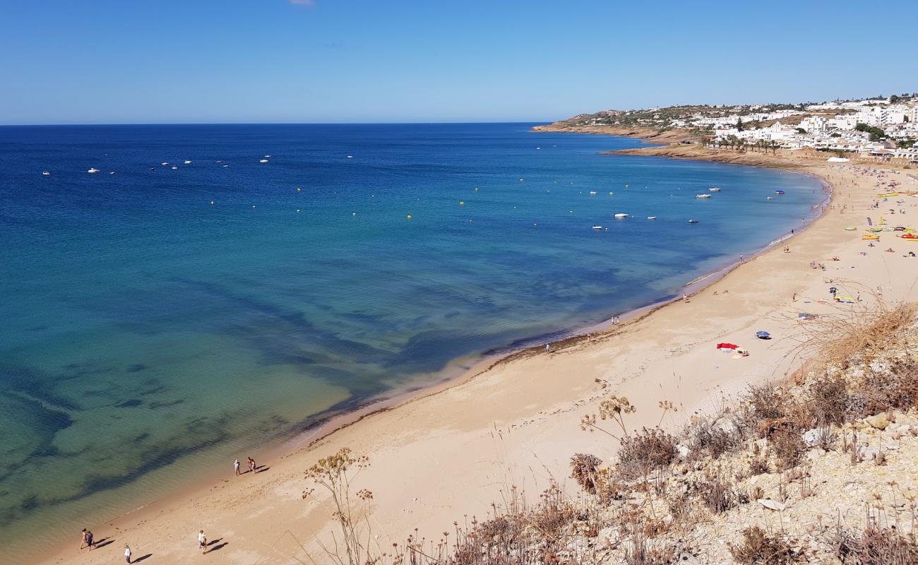 Photo de Praia da Luz avec sable fin et lumineux de surface