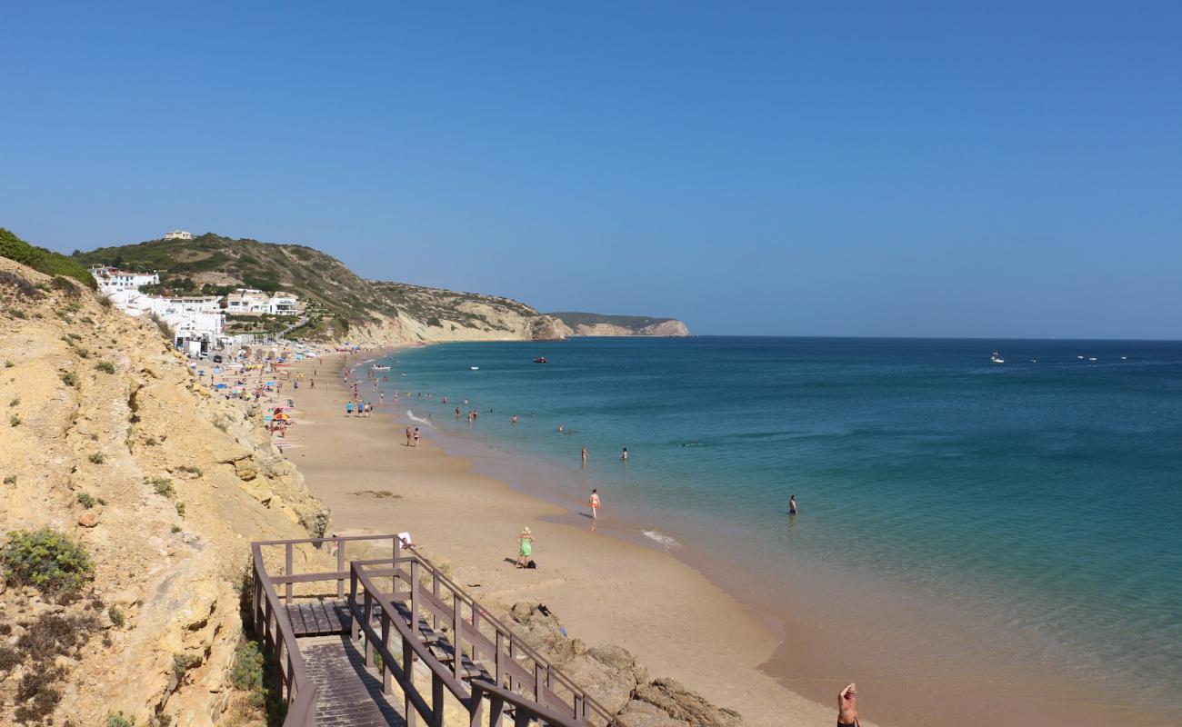 Photo de Praia da Salema avec sable fin et lumineux de surface