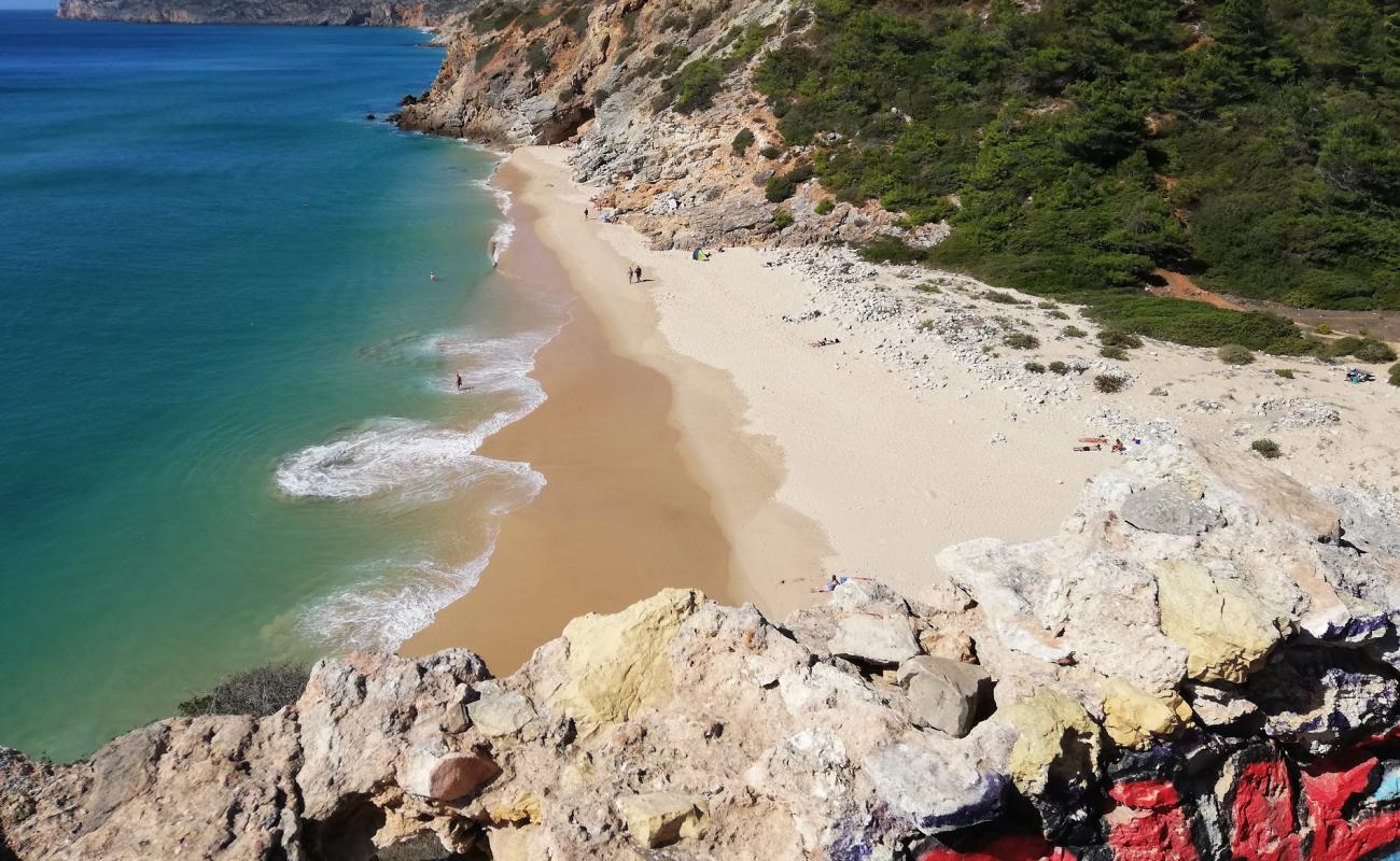 Photo de Praia da Figueira avec sable fin et lumineux de surface