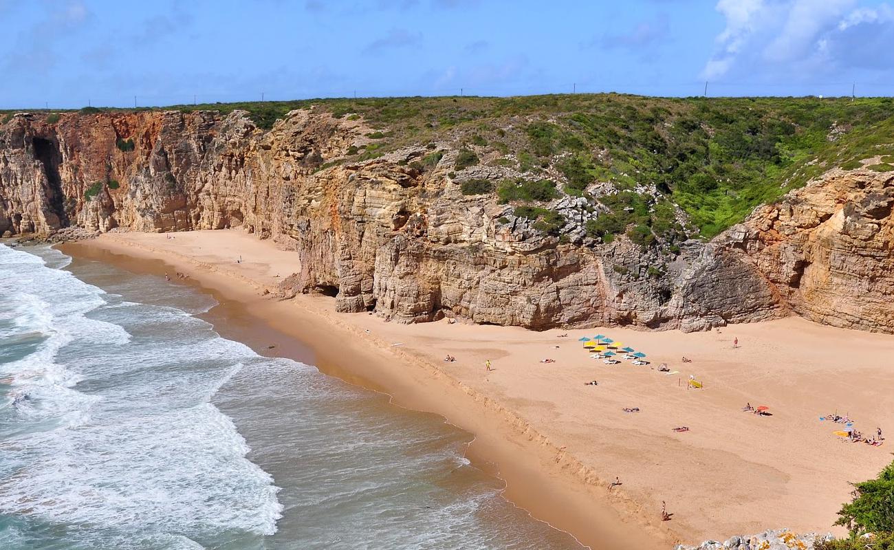 Photo de Praia do Beliche avec sable brun de surface