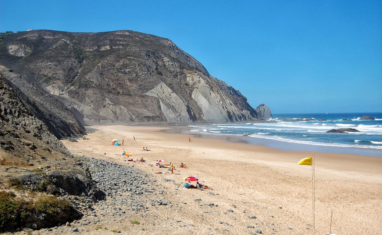 Photo de Praia do Castelejo avec sable fin et lumineux de surface