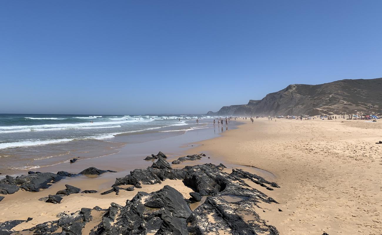 Photo de Praia da Cordoama avec sable lumineux de surface