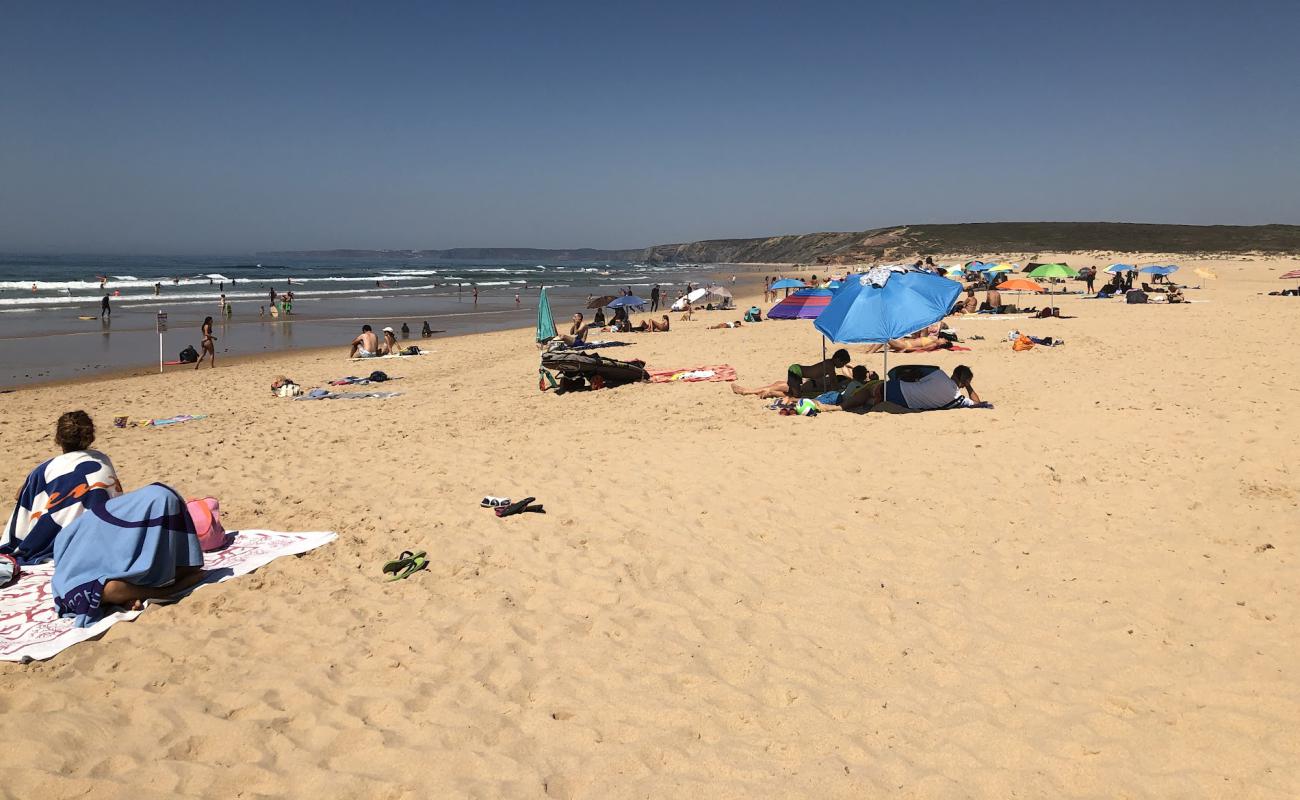 Photo de Praia da Bordeira avec sable fin et lumineux de surface