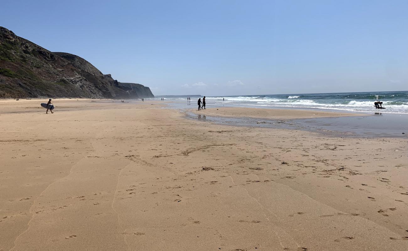 Photo de Vale Figueiras Beach avec sable lumineux de surface