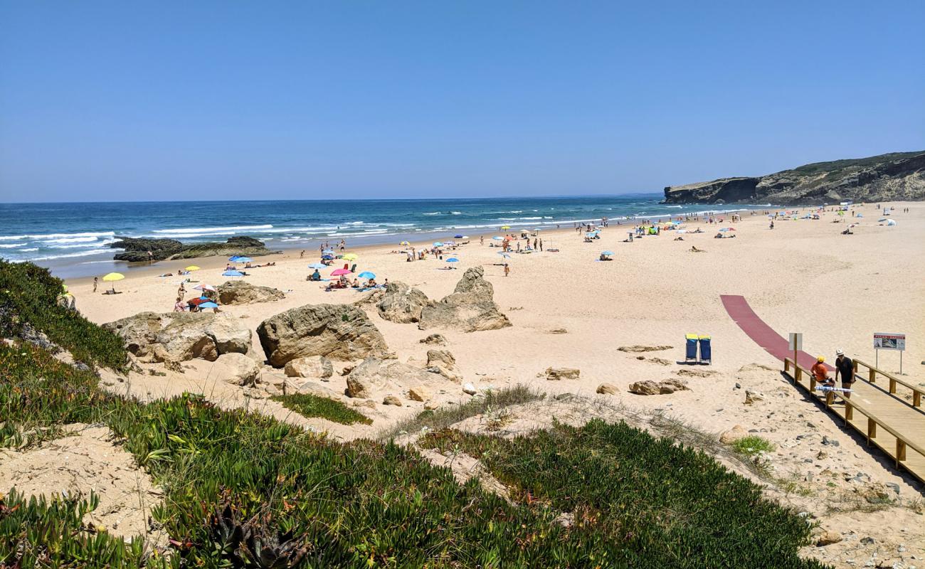 Photo de Praia de Monte Clerigo avec sable brun de surface