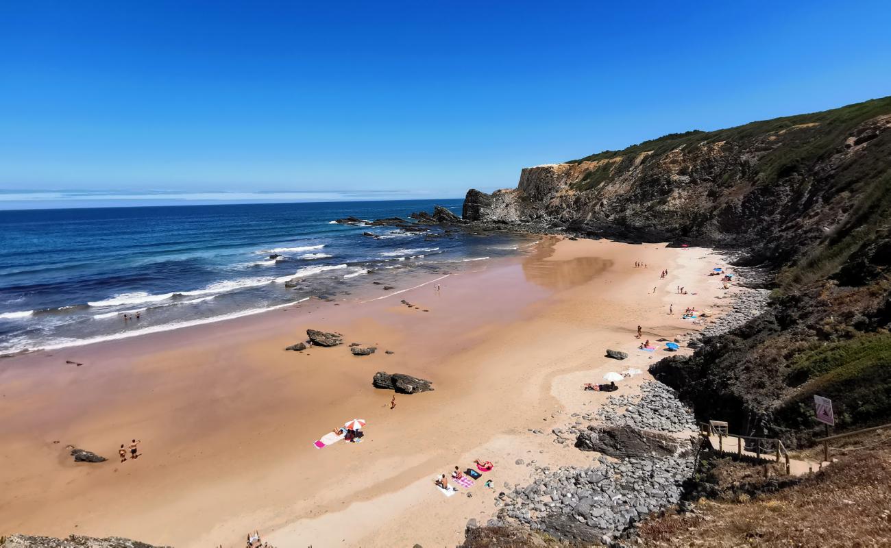 Photo de Praia da Amalia avec sable beige fin de surface