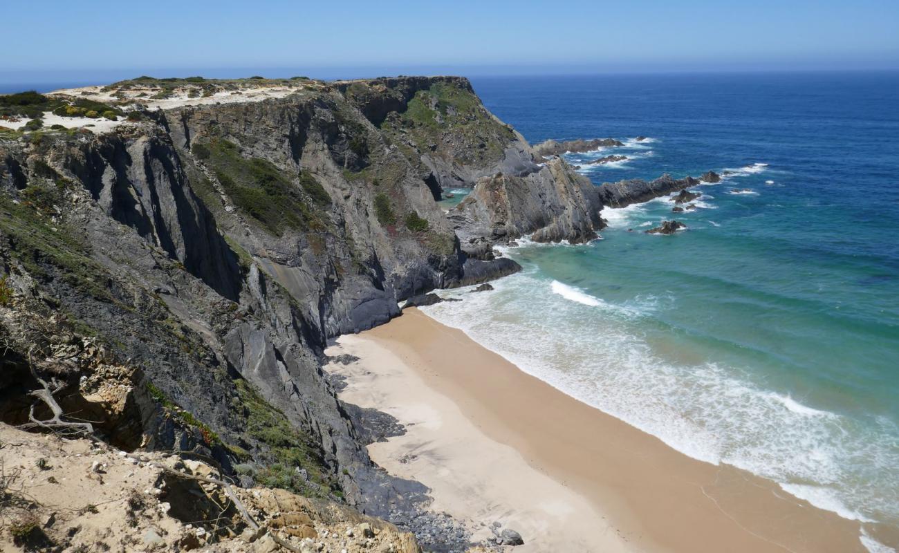 Photo de Praia dos Machados avec sable fin et lumineux de surface