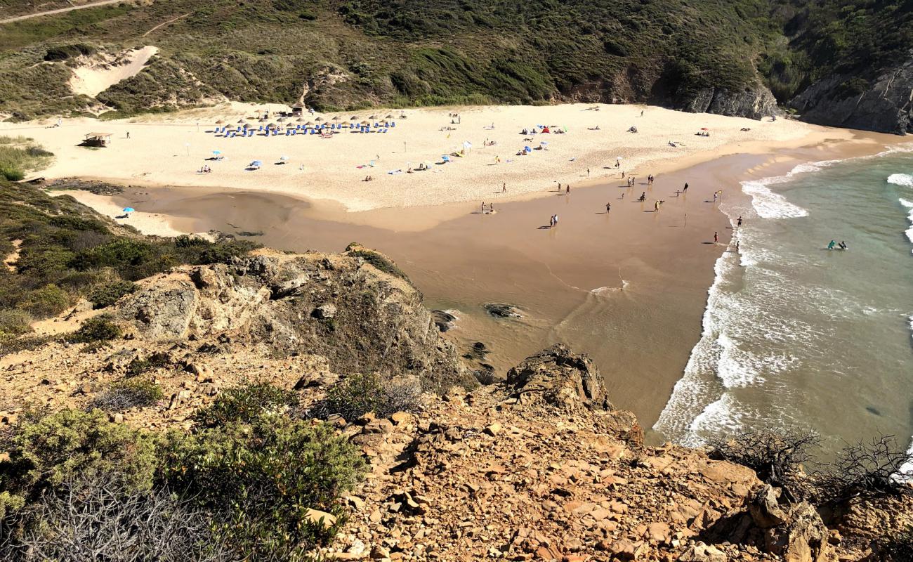 Photo de Praia do Carvalhal avec sable fin et lumineux de surface