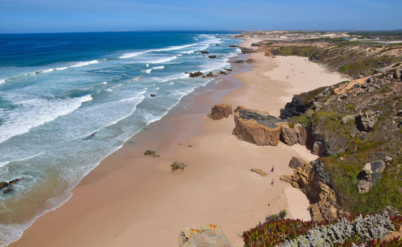 Photo de Beach Malhao avec sable beige fin de surface