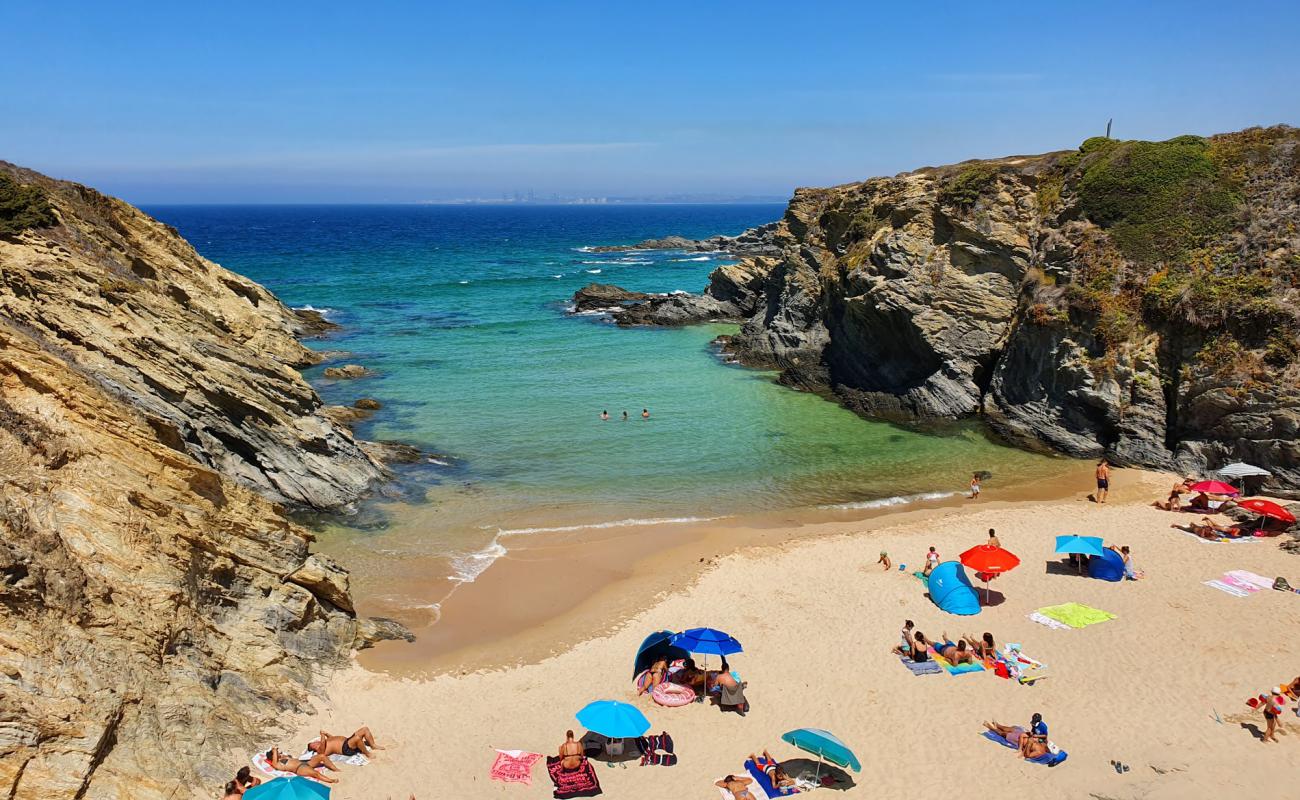 Photo de Praia do Serro da Aguia avec sable lumineux de surface