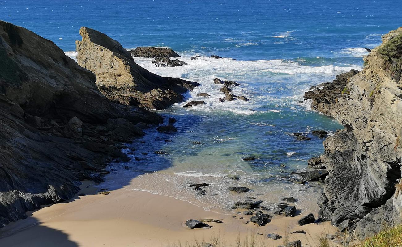 Photo de Praia de Porto Covinho avec sable fin et lumineux de surface