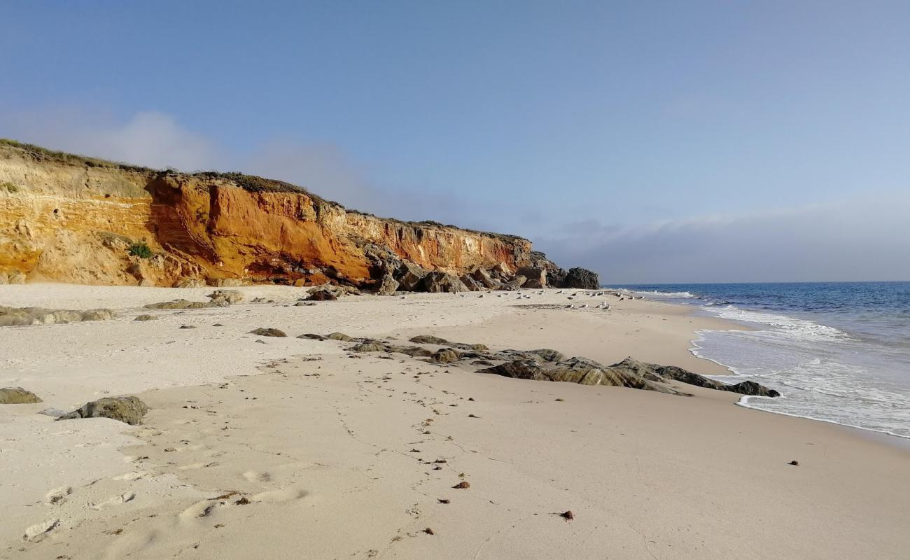 Photo de Praia dos Canudos avec sable fin et lumineux de surface