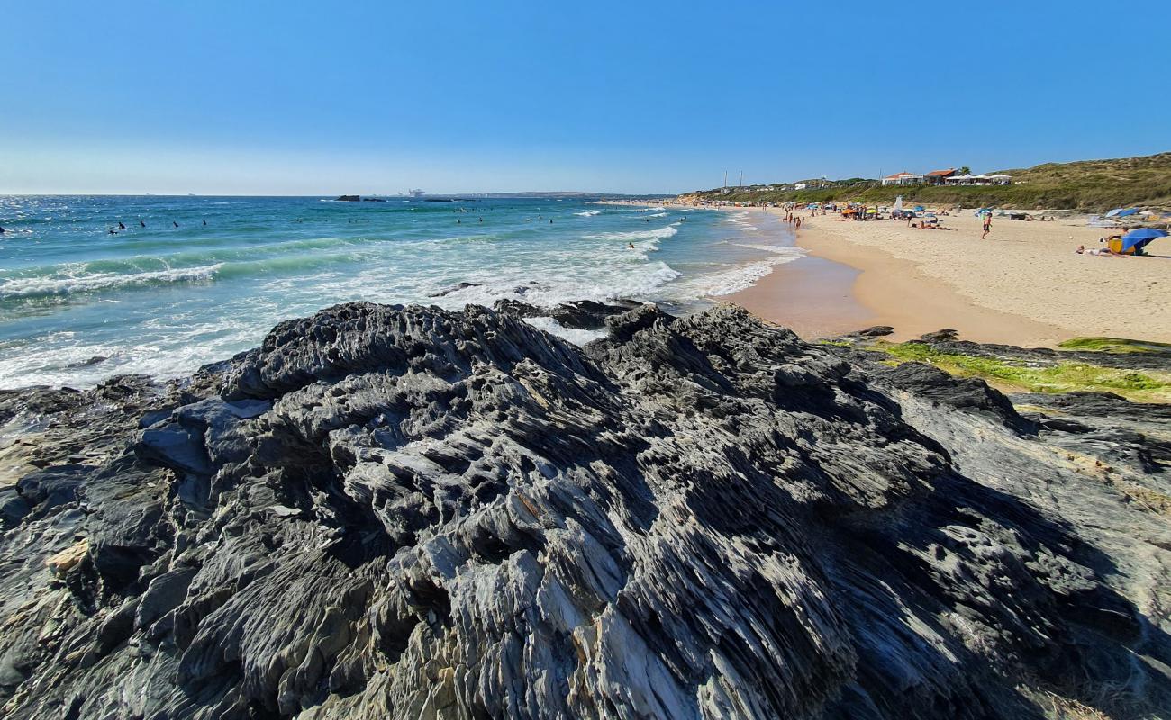 Photo de Praia de Vale Figueiros avec sable beige fin de surface