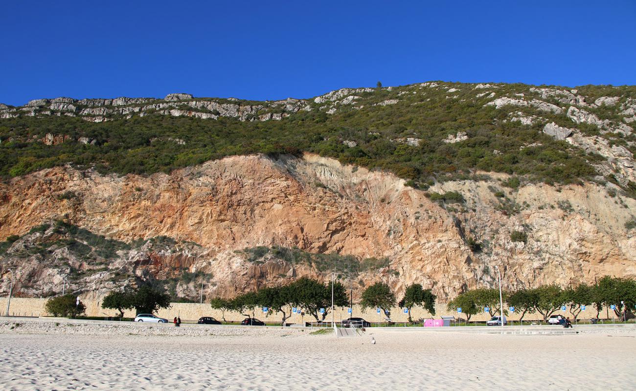 Photo de Praia da Figueirinha avec sable fin blanc de surface