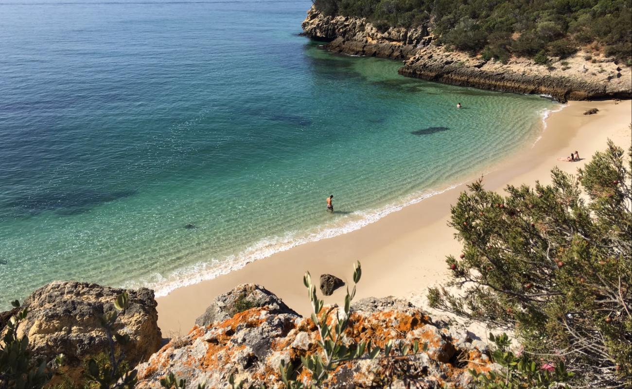 Photo de Praia dos Coelhos avec sable fin blanc de surface