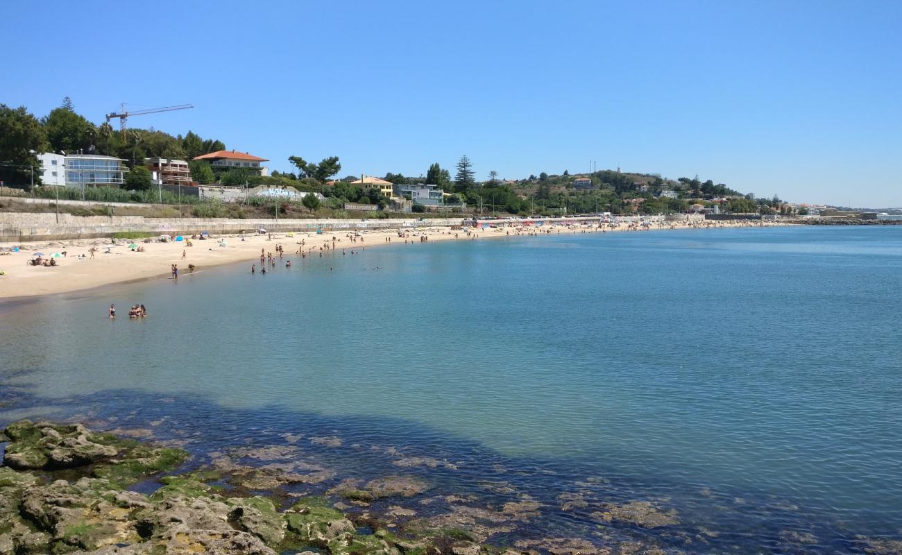 Photo de Praia de Caxias avec sable beige fin de surface