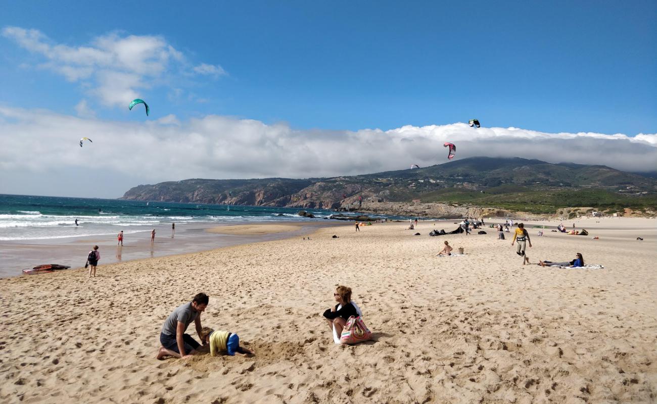 Photo de Guincho Beach avec sable fin et lumineux de surface