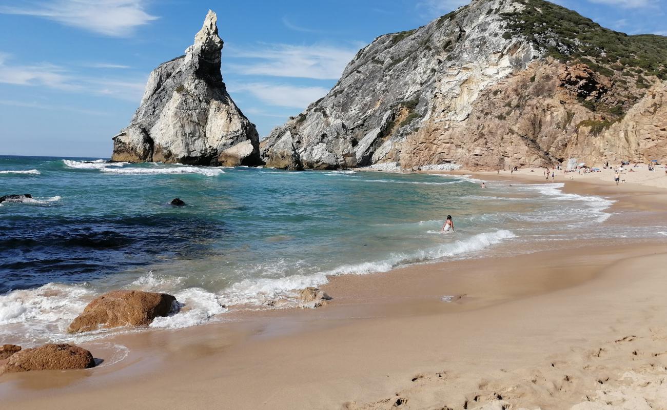 Photo de Praia da Ursa avec sable fin et lumineux de surface