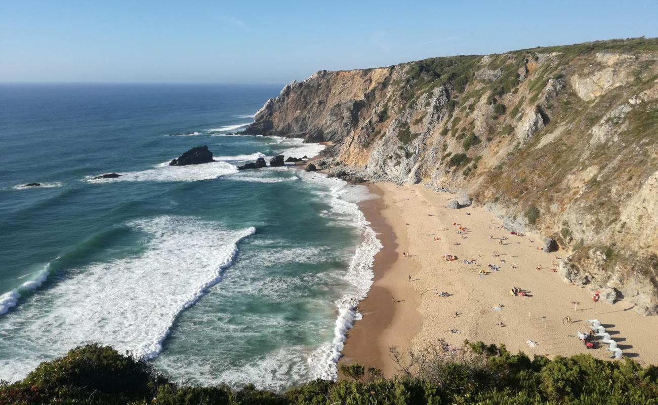 Photo de Plage d'Adraga avec sable fin et lumineux de surface