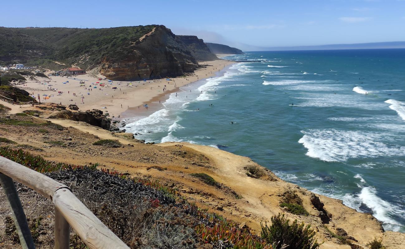 Photo de Praia de Sao Juliao avec sable beige fin de surface